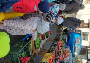 dzieci oglądają ekspozycję warzyw i owoców